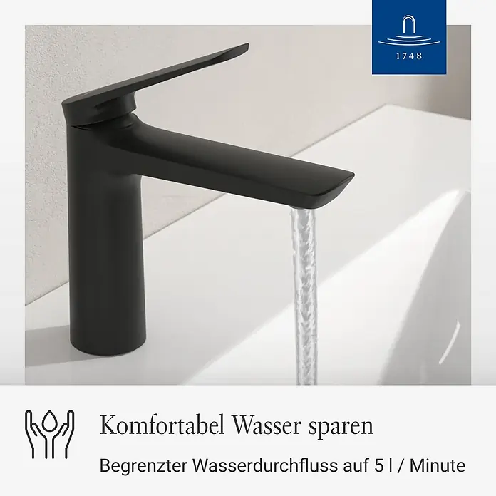 Villeroy & Boch Waschtischarmatur - Matt Black, Matt - Schwarze, wassersparende Armatur mit fließendem Wasser in einem weißen Waschbecken.