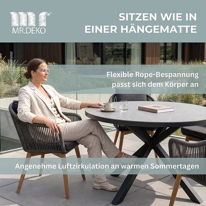 Gartenmöbelset Diningsessel Solana mit Tisch Almeria rund 120 cm -  - Gartensessel mit dunkelgrauer Seilbespannung und Holzbeinen an einem runden Tisch. Eine Frau sitzt bequem, um das flexible Design hervorzuheben.