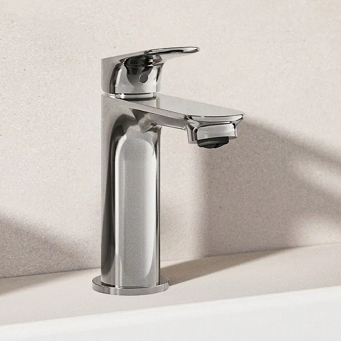 Ideal Standard Waschtischarmatur - Chrom, Hochglänzend - Moderner Chrom-Wasserhahn mit Einhebelmischer, auf einem weißen Waschbecken installiert.