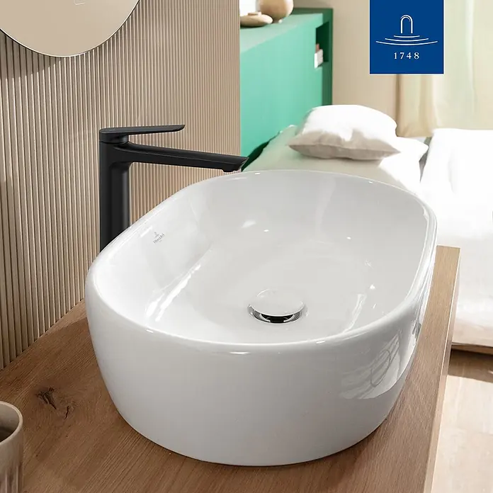 Villeroy & Boch Waschtischarmatur - Matt Black, Matt - Weißes Keramik-Aufsatzwaschbecken mit schwarzer Armatur in einem modernen Badezimmer.