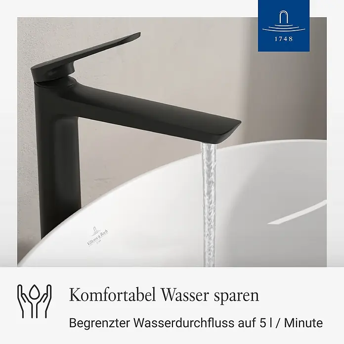 Villeroy & Boch Waschtischarmatur - Matt Black, Matt - Schwarzer Wasserhahn mit fließendem Wasser in ein weißes Waschbecken; Wasserfluss auf 5 l/Minute begrenzt.