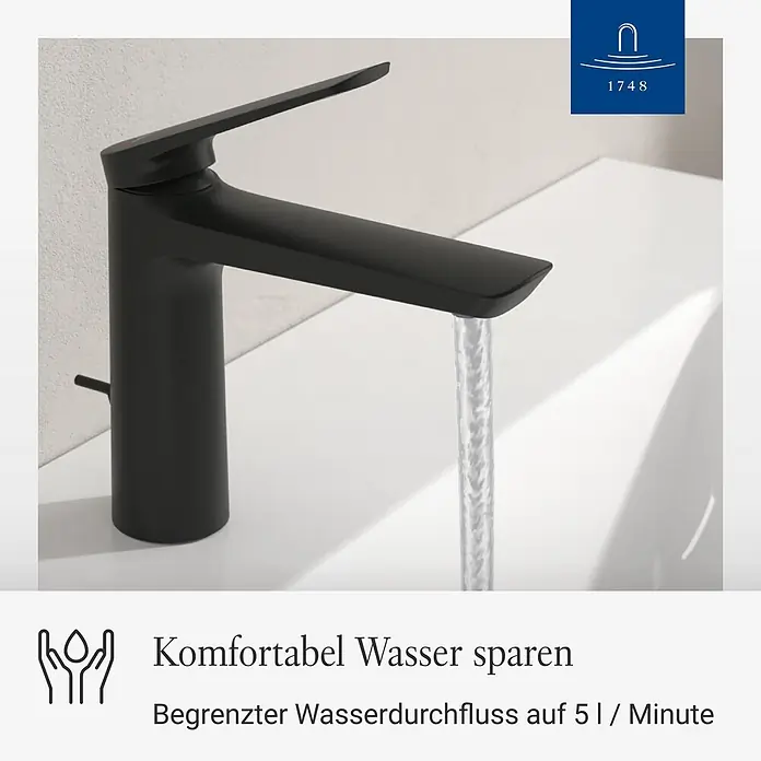 Villeroy & Boch Waschtischarmatur - Matt Black, Matt - Mattschwarze Badarmatur mit fließendem Wasser im weißen Waschbecken, betont Wassersparfunktion.