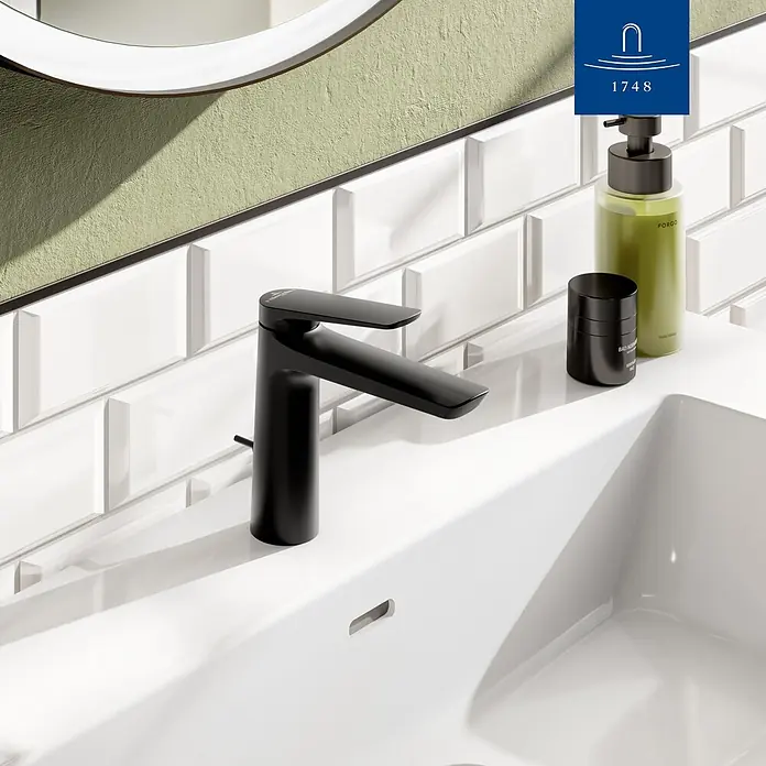 Villeroy & Boch Waschtischarmatur - Matt Black, Matt - Mattschwarzer Einhebelmischer und weißes Keramikwaschbecken in modernem Bad.