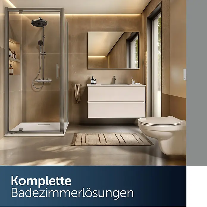 Ideal Standard WC-Sitz Universal (Slim Design) - Kunststoff, weiß, Mit Absenkautomatik - Ein modernes Bad mit bodengleicher Dusche, Regenbrause, hellem Waschtisch, Spiegel und wandhängendem WC. Warme Beigetöne prägen den Raum.