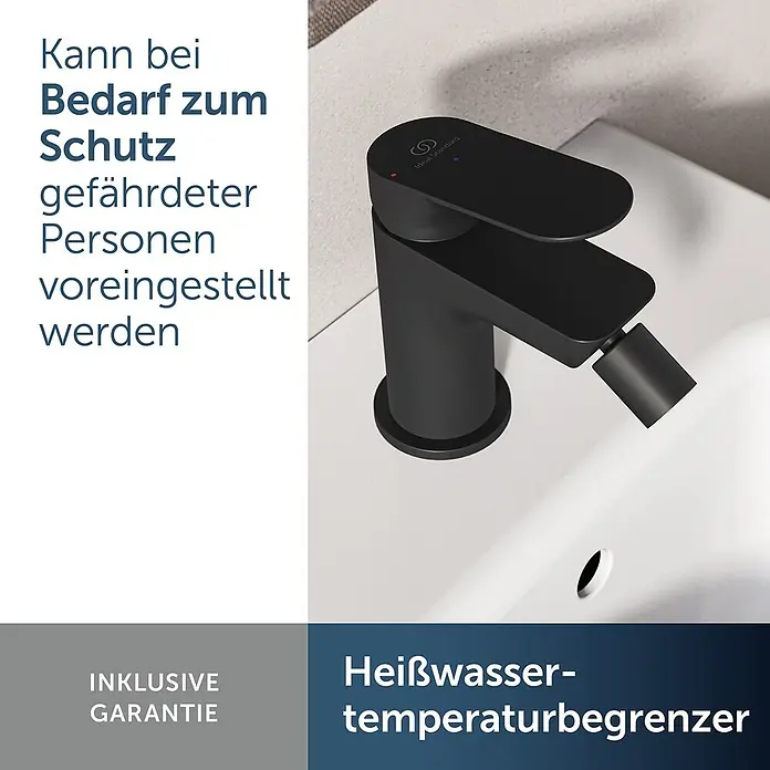 Ideal Standard Badewannenrandarmatur - Höhe: 12,6 cm, Matt Schwarz, Matt - Mattschwarze Badarmatur mit integriertem Bidet-Duschkopf auf weißem Waschbecken.