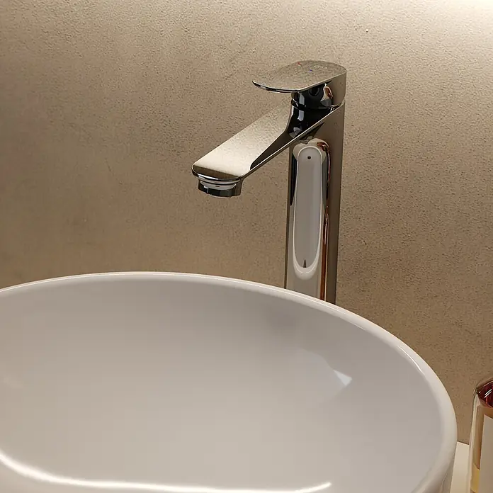 Ideal Standard Waschtischarmatur - Chrom, Hochglänzend - Verchromte Einhebelarmatur über einem weißen Keramik-Aufsatzwaschbecken.