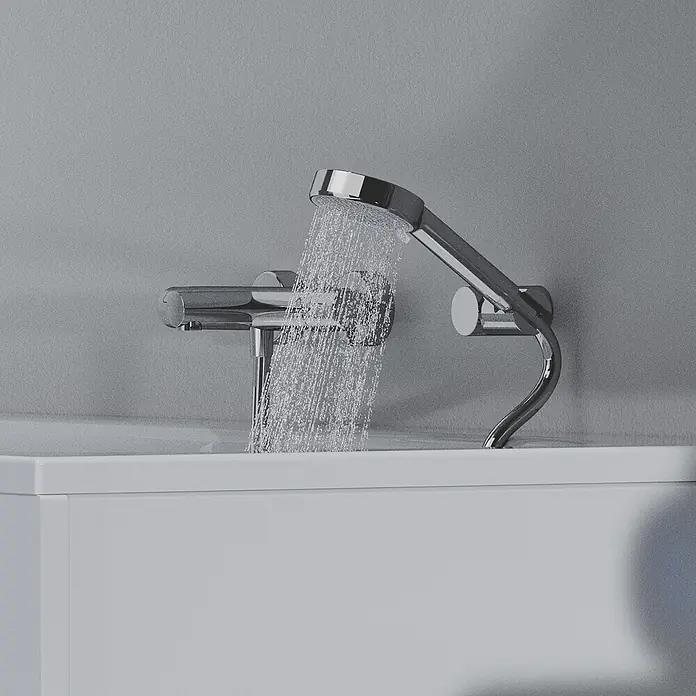 Ideal Standard UP-Thermostatarmatur - Chrom, Hochglänzend - Verchromte Duschbrause und Armatur mit fließendem Wasser in eine weiße Wanne.