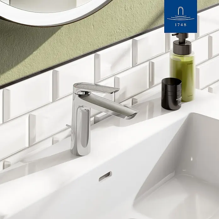 Villeroy & Boch Waschtischarmatur - Chrom, Hochglänzend - Moderner Chrom-Mischbatterie auf einem weißen Keramikwaschbecken, in einem Bad mit weißen Metrofliesen.