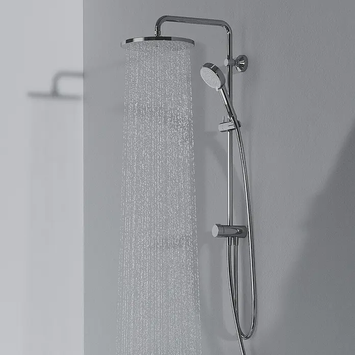 Ideal Standard Brause-Set - Chrom - Chrom Duschsystem mit rundem Kopfbrause, die Wasser sprüht, und einer Handbrause an einer Gleitstange.