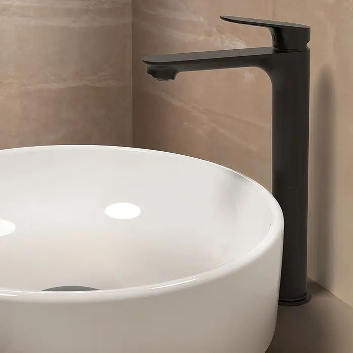 Ideal Standard Waschtischarmatur - Matt Schwarz, Matt - Nahaufnahme einer mattschwarzen modernen Armatur und eines glänzenden weißen Aufsatzwaschbeckens in einem modernen Badezimmer.