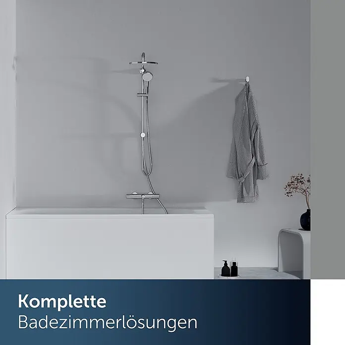Ideal Standard Brause-Set - Chrom - Ein modernes Bad mit weißer Badewanne, Chrom-Duschsystem und grauem Bademantel. Komplette Badlösungen.