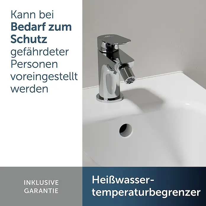 Ideal Standard Badewannenrandarmatur - Höhe: 12,6 cm, Chrom, Hochglänzend - Verchromte Armatur mit integrierter Bidetbrause und Temperaturbegrenzer auf einem weißen Waschbecken.