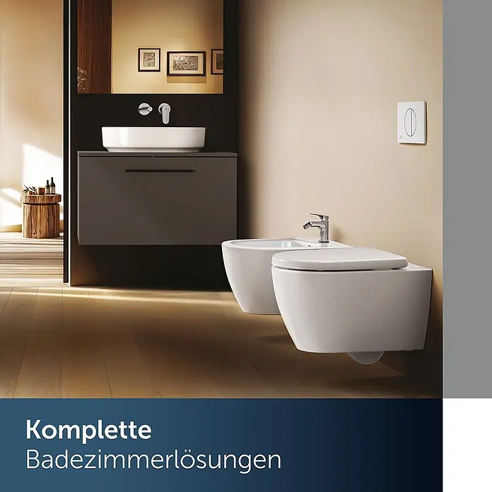 Ideal Standard Badewannenrandarmatur - Höhe: 12,6 cm, Chrom, Hochglänzend - Modernes Badezimmer mit wandhängendem WC, Bidet, schwebendem Waschtisch mit Aufsatzbecken und Wandarmatur. Heller Holzfußboden.