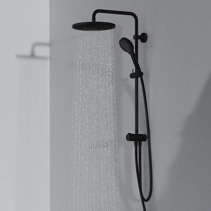 Ideal Standard Duschsystem - Anzahl Strahlarten: 2 Stk., Matt Schwarz - Mattschwarzes Duschsystem mit rundem Regenduschkopf, der Wasser sprüht, und einer Handbrause.