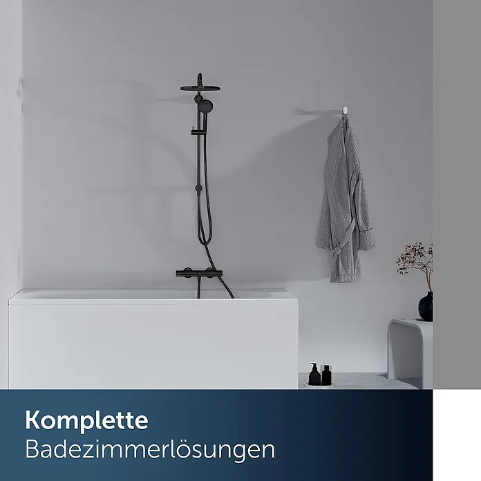 Ideal Standard Duschsystem - Anzahl Strahlarten: 2 Stk., Matt Schwarz - Modernes Badezimmer mit weißer Badewanne, schwarzem Duschsystem und grauem Bademantel, moderne Lösungen präsentierend.