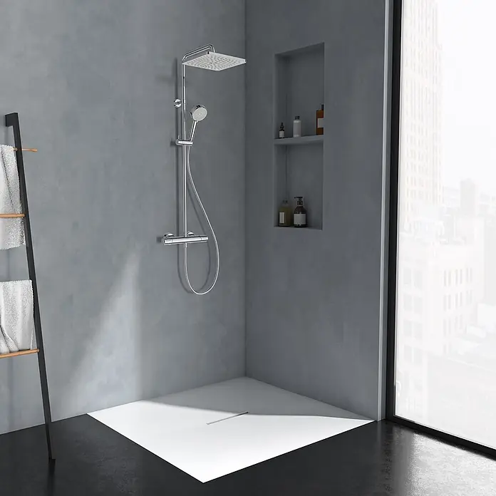 Ideal Standard Duschsystem - Anzahl Strahlarten: 2 Stk., Chrom - Modernes Duschsystem aus Chrom mit quadratischem Kopf und Handbrause, kombiniert mit einer weißen Duschwanne in einem minimalistischen Bad.