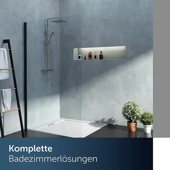 Ideal Standard Duschsystem - Anzahl Strahlarten: 2 Stk., Chrom - Moderne begehbare Dusche mit Glaswand, weißer Wanne und stilvollen Armaturen, sowie Handtuchleiter und Pflanzen.