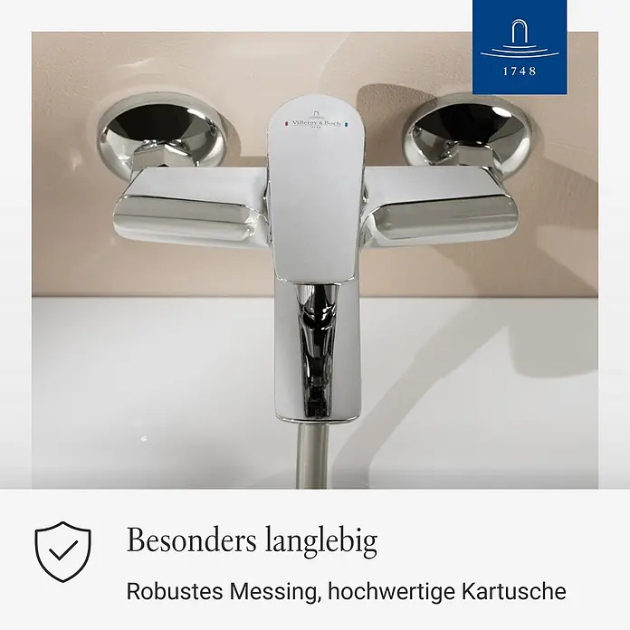 Villeroy & Boch Badewannenarmatur - Chrom, Hochglänzend - Nahaufnahme einer verchromten Villeroy & Boch Armatur mit zwei Griffen, an heller Oberfläche montiert.