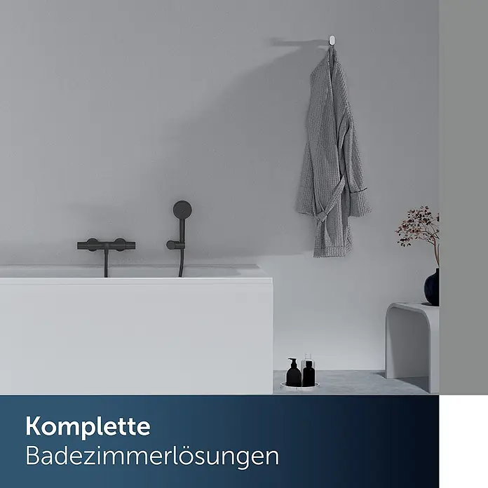 Ideal Standard UP-Thermostatarmatur - Matt Schwarz, Matt - Modernes Badezimmer mit weißer Badewanne, schwarzen Armaturen und Bademantel, präsentiert komplette Badlösungen.