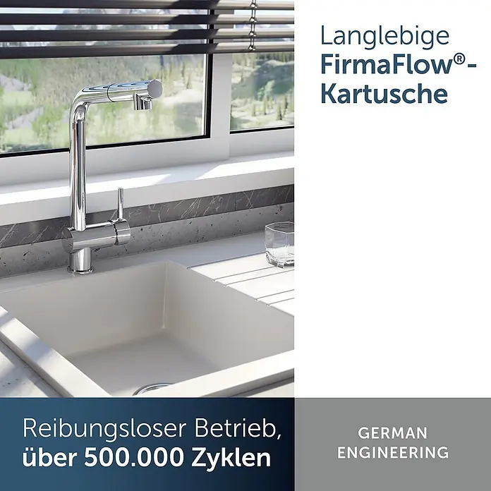 Ideal Standard Spültischarmatur - Chrom, Hochglänzend - Verchromte Küchenarmatur über einem weißen Spülbecken, betont langlebige deutsche Ingenieurskunst.