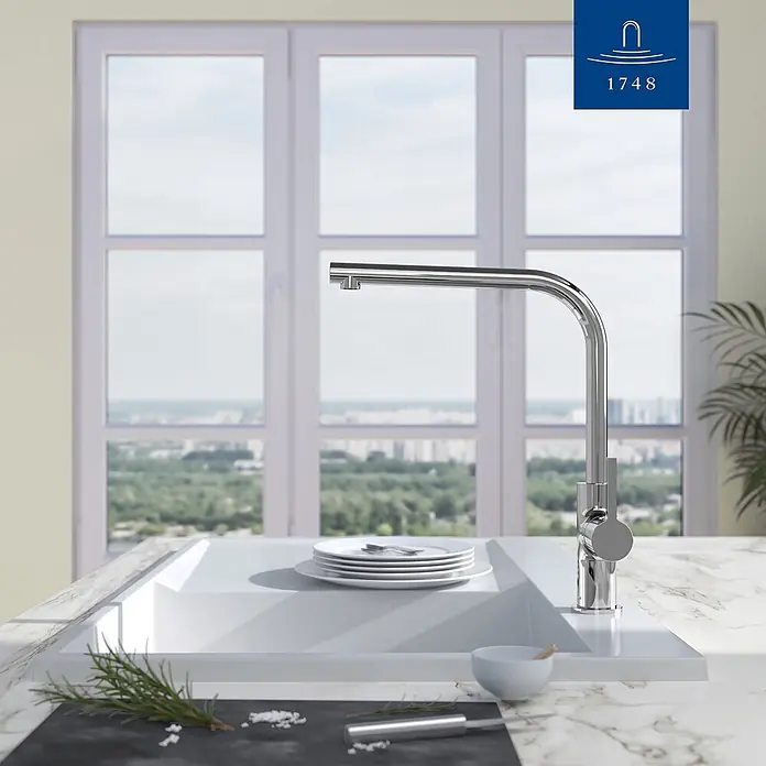 Villeroy & Boch Spültischarmatur - Chrom, Hochglänzend - Moderner Küchenarmatur aus Chrom mit U-förmigem Auslauf, in weißer Spüle auf Marmorplatte in heller Küche installiert.