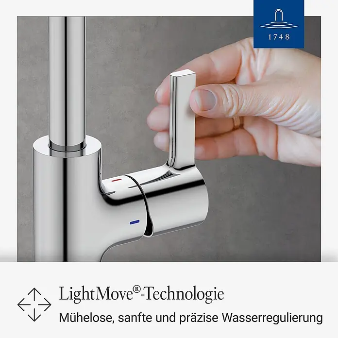 Villeroy & Boch Spültischarmatur - Chrom, Hochglänzend - Nahaufnahme eines Chrom-Wasserhahnhebels, der sanft von einer Hand bedient wird, für präzise Wasserregulierung.