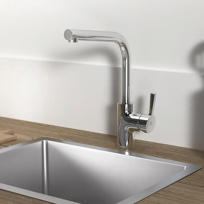 Ideal Standard Spültischarmatur - Chrom, Hochglänzend - Polierter Chrom-Küchenarmatur über einer Edelstahlspüle auf einer Holzarbeitsplatte installiert.