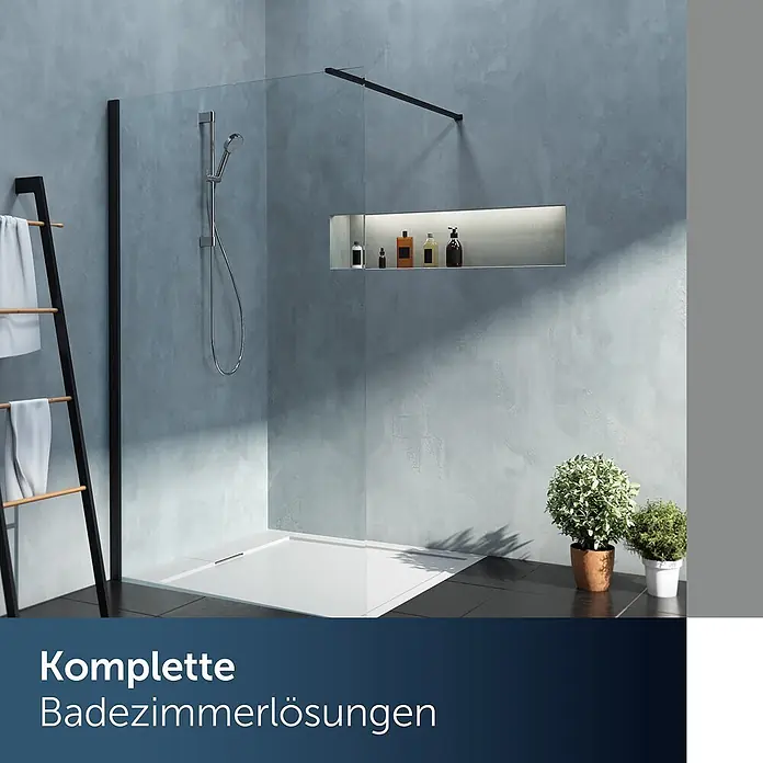 Ideal Standard Brause-Set - Chrom - Moderne begehbare Dusche mit Glasabtrennung, schwarzen Details, weißer Duschwanne und Wandbrause in einem zeitgemäßen Badezimmer.