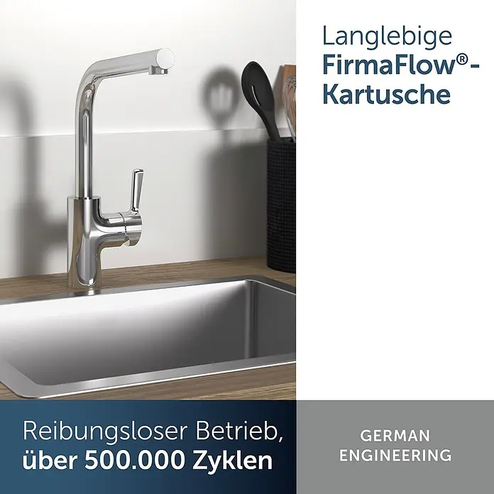 Ideal Standard Spültischarmatur - Chrom, Hochglänzend - Verchromte Küchenarmatur über einer Edelstahlspüle auf einer Holz-Arbeitsplatte.