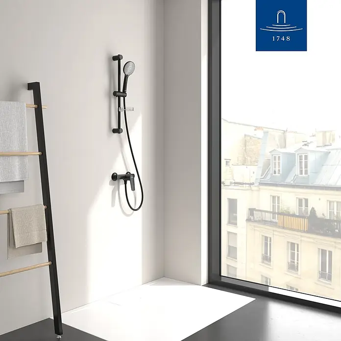 Villeroy & Boch Duschsystem - Anzahl Strahlarten: 3 Stk., Matt Black - Modernes schwarzes Duschsystem mit Brause und Armatur in einem Badezimmer mit Fenster und Handtuchleiter.