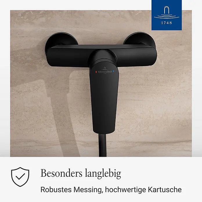 Villeroy & Boch Duschsystem - Anzahl Strahlarten: 3 Stk., Matt Black - Schwarzer Duschmischer von Villeroy & Boch an einer beigen Wand.