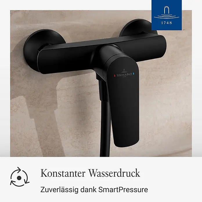 Villeroy & Boch Duschsystem - Anzahl Strahlarten: 3 Stk., Matt Black - Mattschwarze Duscharmatur mit integriertem Griff und Heiß-/Kaltanzeigen, an gefliester Wand montiert.