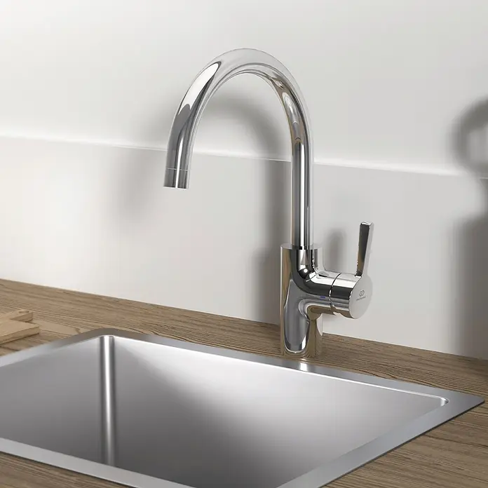 Ideal Standard Spültischarmatur - Chrom, Hochglänzend - Chrom-Küchenarmatur mit Einhebelmischer über einer Edelstahlspüle.