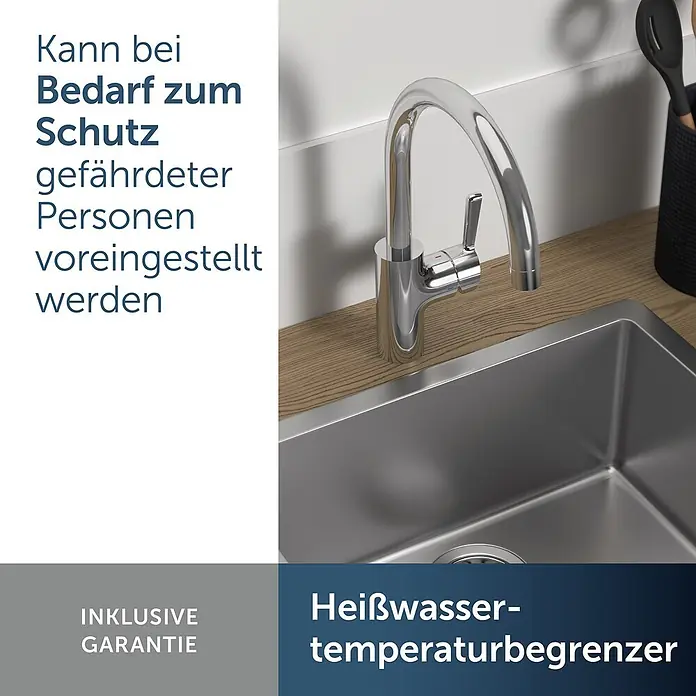 Ideal Standard Spültischarmatur - Chrom, Hochglänzend - Verchromte Küchenarmatur und Edelstahlspüle in moderner Küche mit Holz-Arbeitsplatte installiert.
