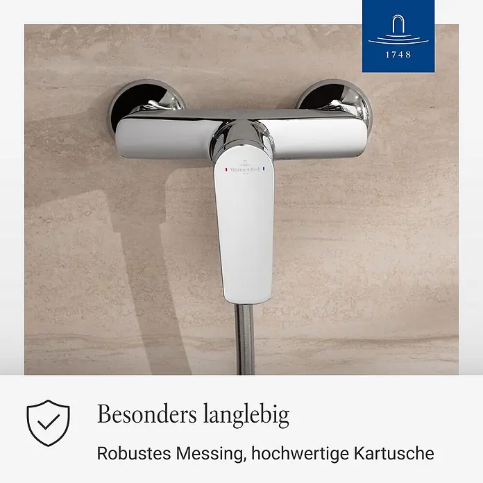 Villeroy & Boch Duschsystem - Anzahl Strahlarten: 3 Stk., Chrom - Verchromte Villeroy & Boch Duscharmatur mit weißem Griff an einer hellen Fliesenwand.
