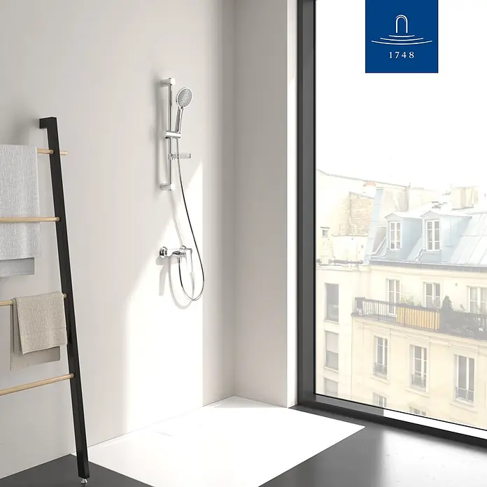 Villeroy & Boch Duschsystem - Anzahl Strahlarten: 3 Stk., Chrom - Chrom-Brausesystem mit Handbrause an einer Stange und einer weißen Duschwanne in einem modernen Badezimmer.