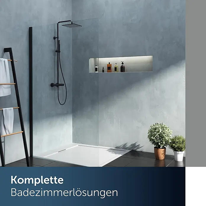 Ideal Standard Duschsystem - Anzahl Strahlarten: 2 Stk., Matt Schwarz - Eine moderne begehbare Dusche mit schwarzem Duschsystem, Glaswand und weißer Wanne in einem zeitgenössischen Badezimmer.