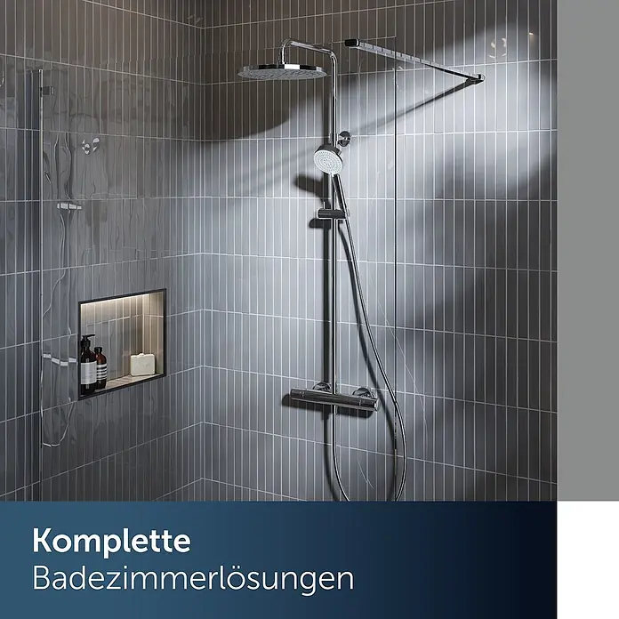 Ideal Standard Duschsystem - Anzahl Strahlarten: 2 Stk., Chrom - Modernes Chrom-Duschsystem mit Regen- und Handbrause in dunklem Bad, beleuchtete Nische.