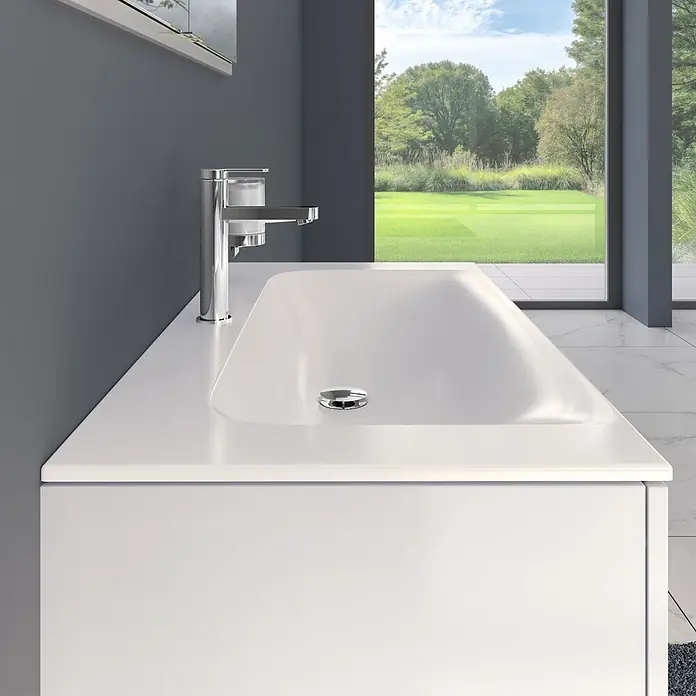 Keuco Badmöbel-Set 100 cm, mit Waschtisch und Unterbau, weiß - Gesamtbreite Badmöbel: 100,7 cm, Weiß, Seidenmatt - Weißer Waschtisch mit integriertem Waschbecken und Chromarmatur in moderner Badumgebung.