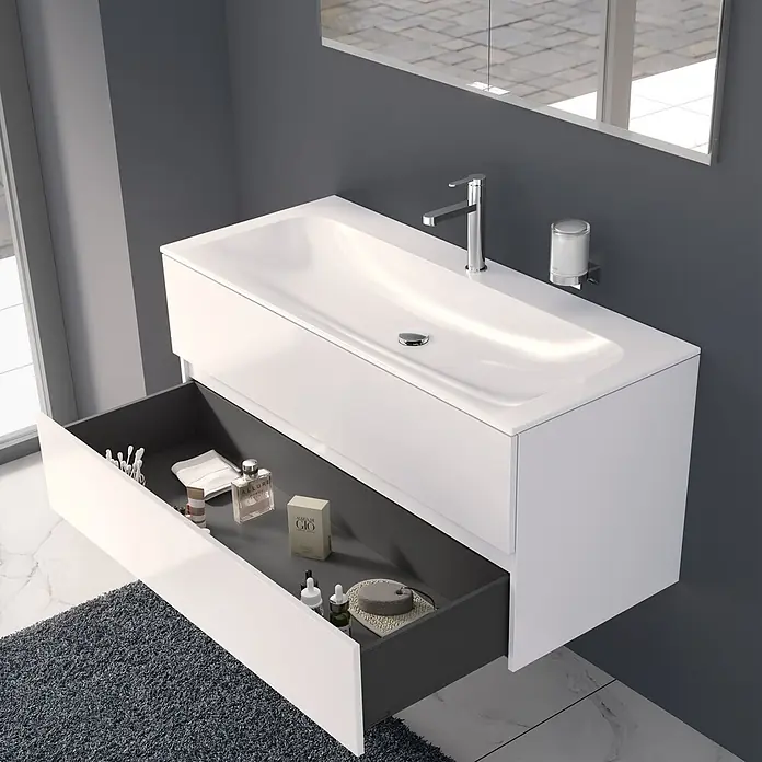 Keuco Badmöbel-Set 120 cm, mit Waschtisch und Unterbau, weiß - Gesamtbreite Badmöbel: 120,8 cm, Weiß, Seidenmatt - Wandmontierter weißer Badezimmerschrank mit integriertem Waschbecken und offener dunkelgrauer Schublade mit Toilettenartikeln.