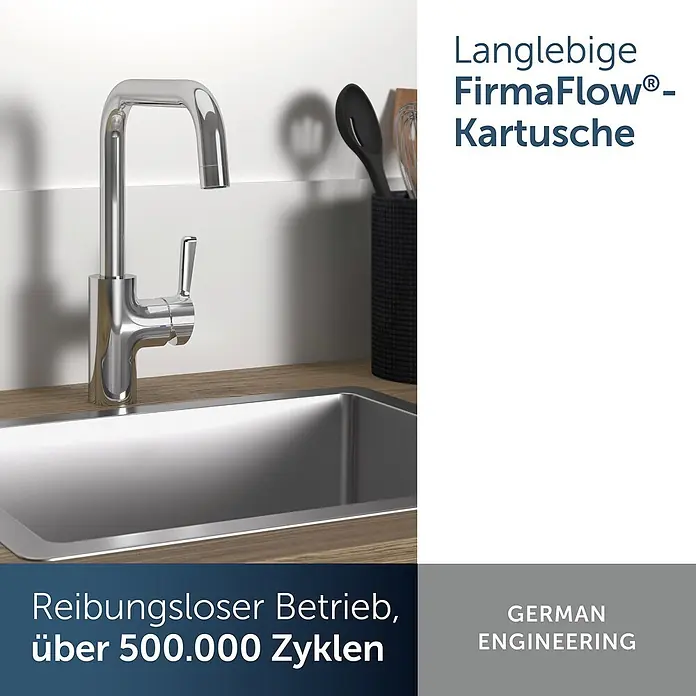 Ideal Standard Spültischarmatur - Chrom, Hochglänzend - Moderner Chrom-Küchenarmatur und Edelstahlspüle in einer Küche.