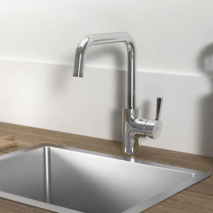 Ideal Standard Spültischarmatur - Chrom, Hochglänzend - Verchromte Küchenarmatur mit Einhebelmischer über einem Edelstahlspülbecken in einer Holz-Arbeitsplatte.
