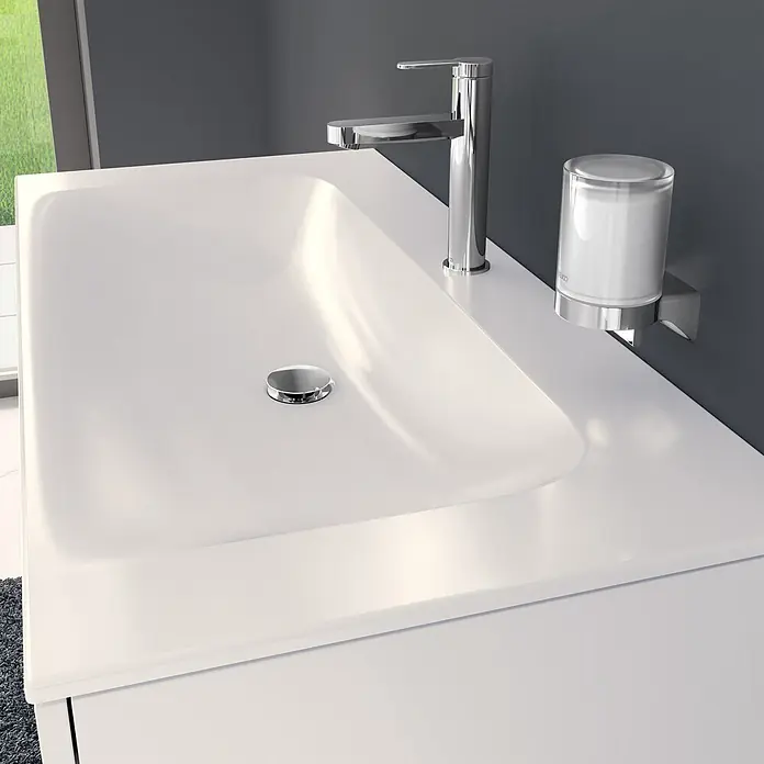 Keuco Badmöbel-Set 100 cm, mit Waschtisch und Unterbau, weiß - Gesamtbreite Badmöbel: 100,7 cm, Weiß, Seidenmatt - Weißes Badezimmerwaschbecken mit Chromarmatur und wandmontiertem Seifenspender in modernem Ambiente.