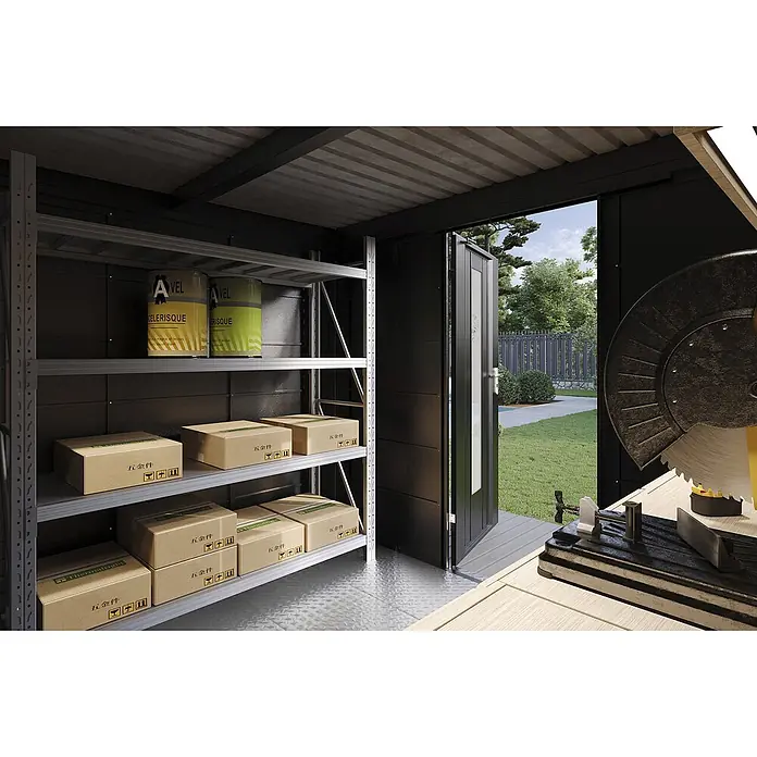Wolff Finnhaus Gartenhaus Hakon Master Line - Außenmaß inkl. Dachüberstand (B x T): 324 x 272 cm, Metall, Anthrazit - Schuppeninneres: Metallregale mit Kisten und Dosen, eine Werkbank mit Säge und eine offene Tür zu einem Garten.