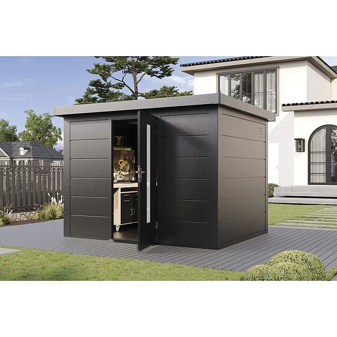 Wolff Finnhaus Gartenhaus Hakon Master Line - Außenmaß inkl. Dachüberstand (B x T): 324 x 272 cm, Metall, Anthrazit - Moderner dunkelgrauer Geräteschuppen mit offener Tür, die Werkzeuge und eine Werkbank im Inneren zeigt, im Garten platziert.