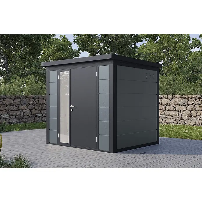Wolff Finnhaus Gartenhaus Ulrik Prime Line - Außenmaß inkl. Dachüberstand (B x T): 240 x 220 cm, Metall, Felsgrau - Dunkelgrauer Geräteschuppen mit Flachdach, Doppeltüren und Glaspanel, auf Holzterrasse im Garten.