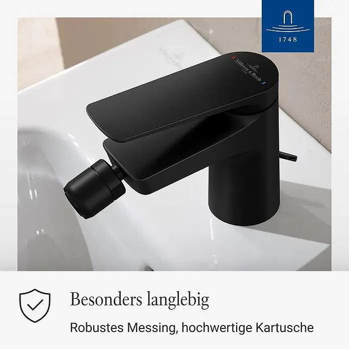 Villeroy & Boch Thermostatarmatur - Breite: 4,5 mm, Matt Black, Matt - Mattschwarze Badarmatur mit ausziehbarer Brause, installiert in einem weißen Waschbecken.