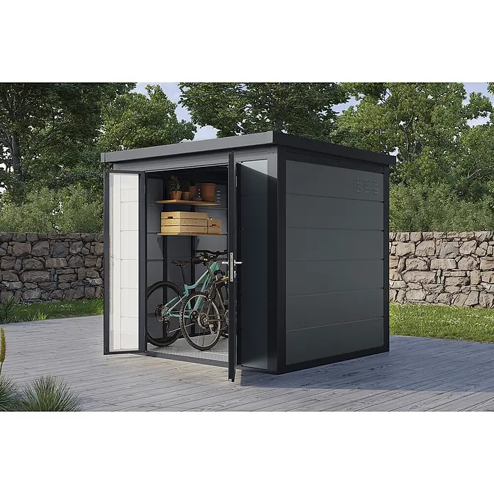 Wolff Finnhaus Gartenhaus Ulrik Prime Line - Außenmaß inkl. Dachüberstand (B x T): 240 x 220 cm, Metall, Felsgrau - Dunkelgrauer Geräteschuppen mit offenen Türen auf Holzterrasse, zeigt zwei Fahrräder und Regale mit Gartenartikeln.