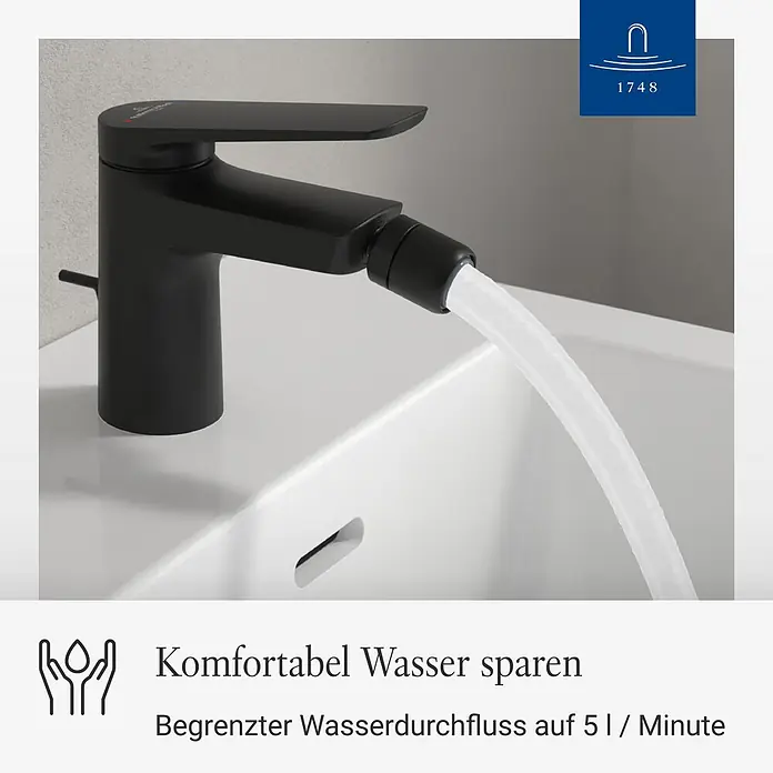 Villeroy & Boch Thermostatarmatur - Breite: 4,5 mm, Matt Black, Matt - Schwarze Badarmatur mit Wasserstrahl in einem weißen Waschbecken, mit einem Wassersparfluss von 5 Litern pro Minute.