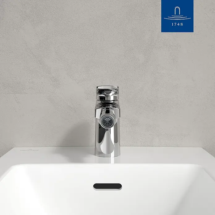 Villeroy & Boch Thermostatarmatur - Breite: 4,5 mm, Chrom, Hochglänzend - Verchromte Einhebel-Waschtischarmatur auf einem weißen Keramikwaschbecken.